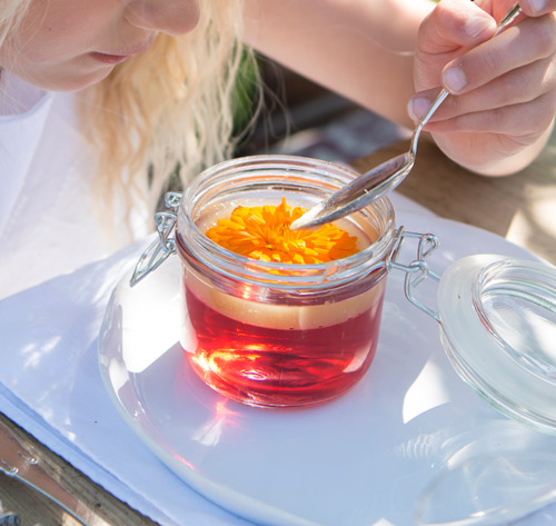 floriss-borddekking-blomster-te-sommer-dessert.jpg