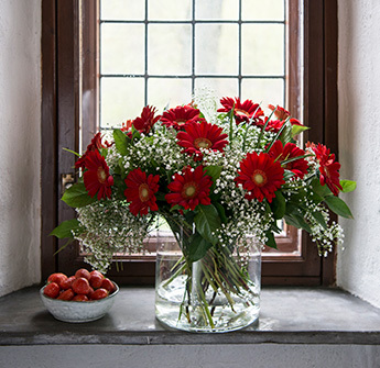 snittblomster-i-flaggets-farger-germini-brudesloer-17mai-bukett.jpg
