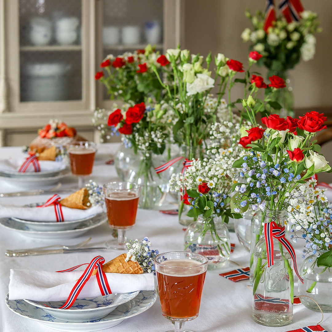 dekk-bordet-med-ulike-blomster-i-ulike-vaser.jpg